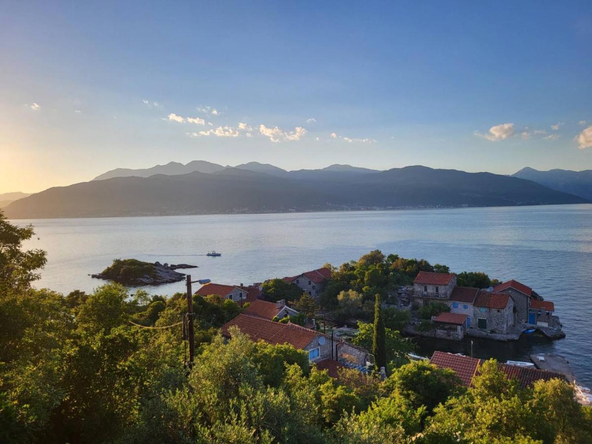 Holiday Home Brinic Tivat Bagian luar foto